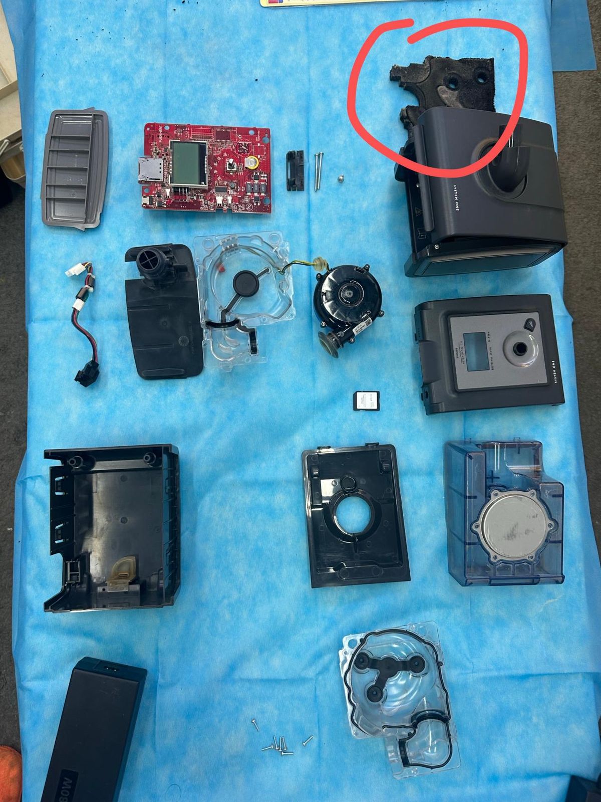 呼吸机拆机检查发现异常部件红圈标注