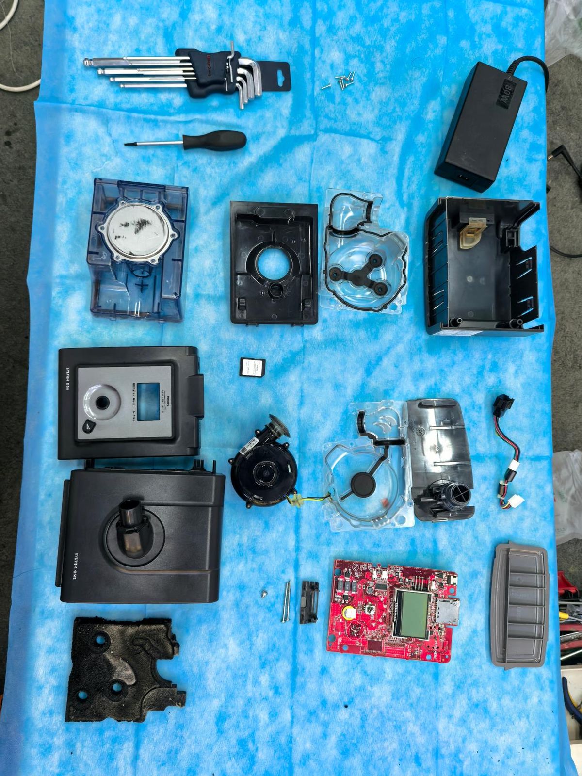 呼吸机拆解零件与维修工具摆放