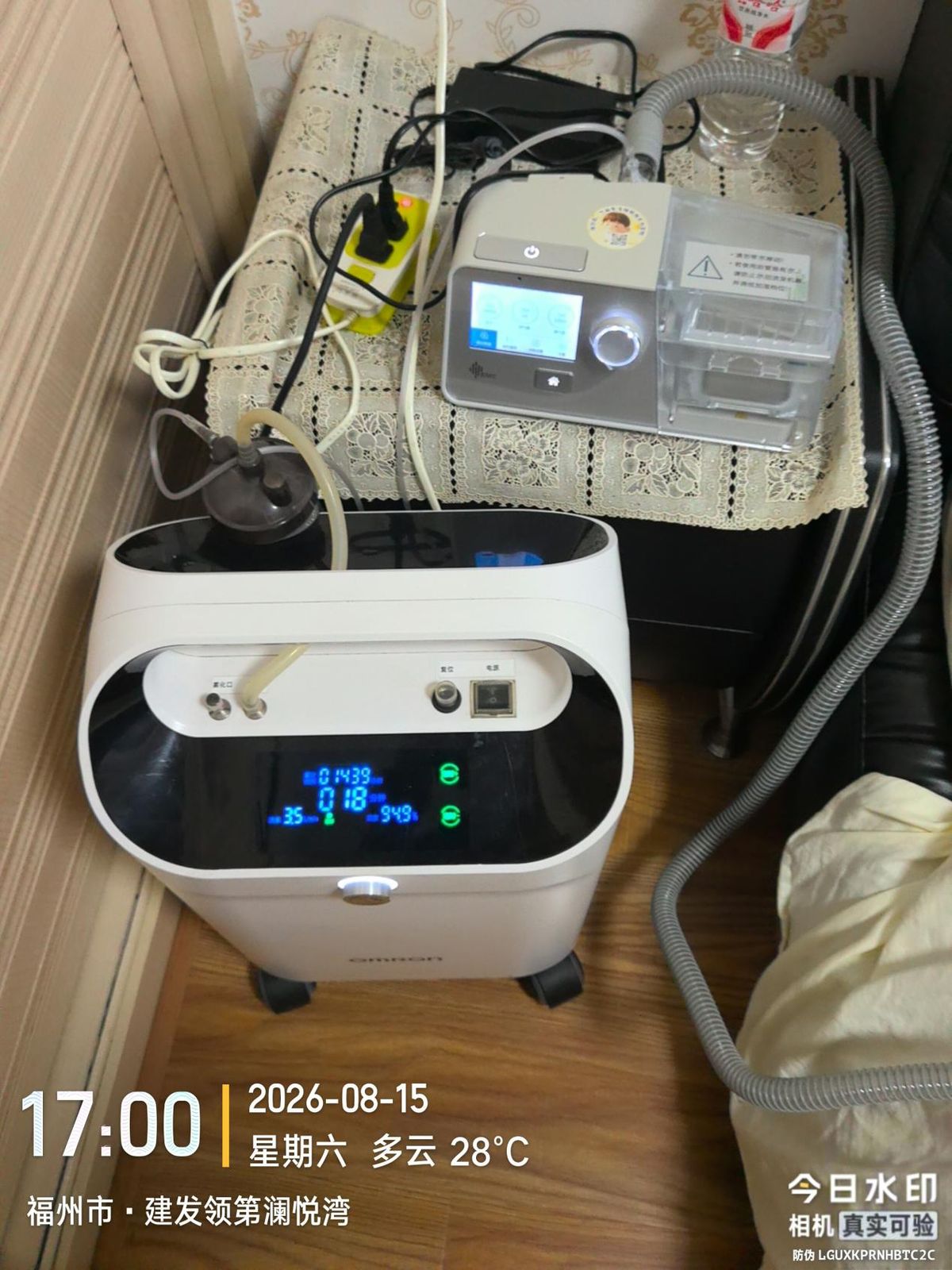 工程师为制氧机连接湿化瓶等配件