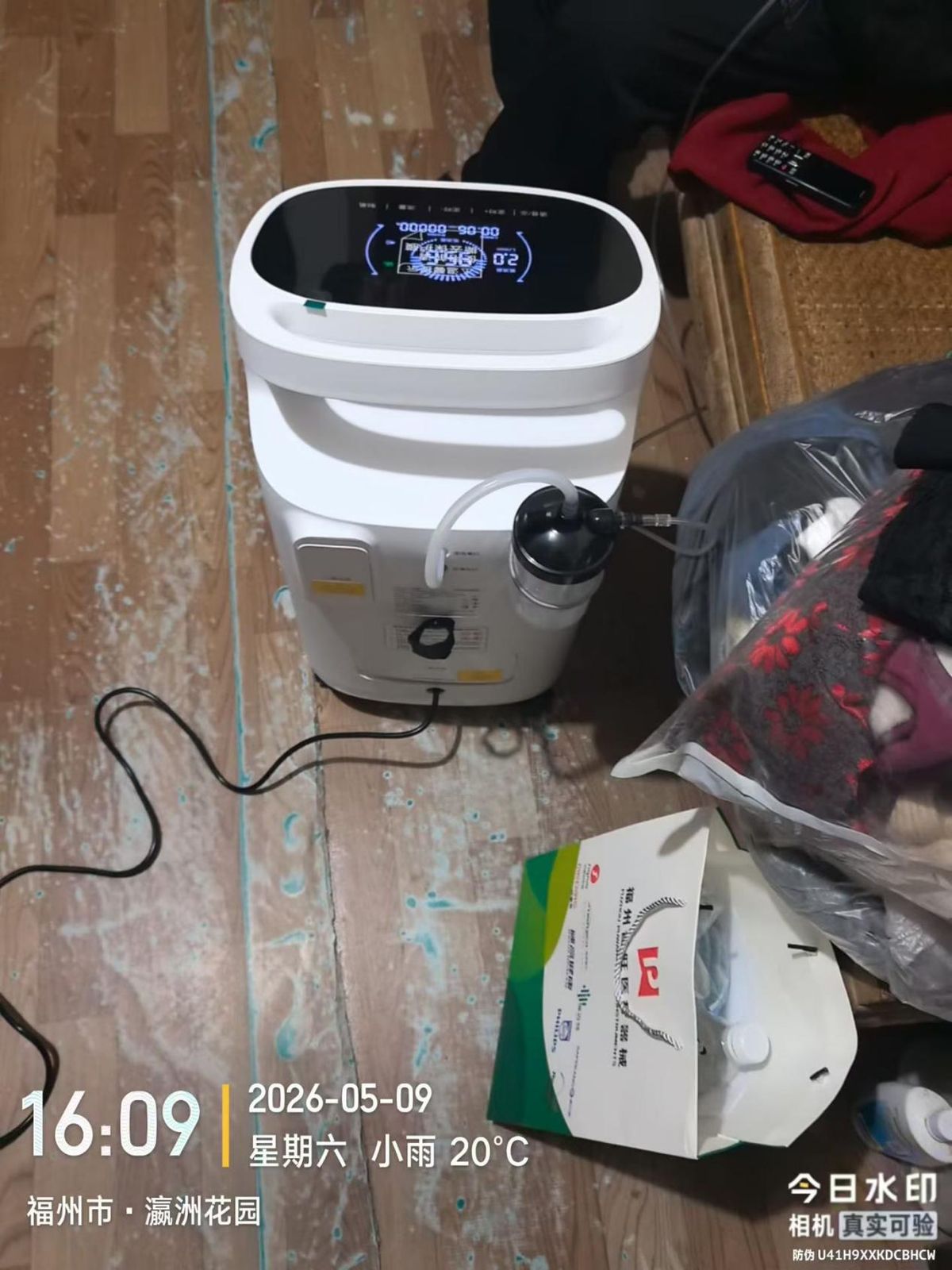 工程师在卧室内摆放调试制氧机