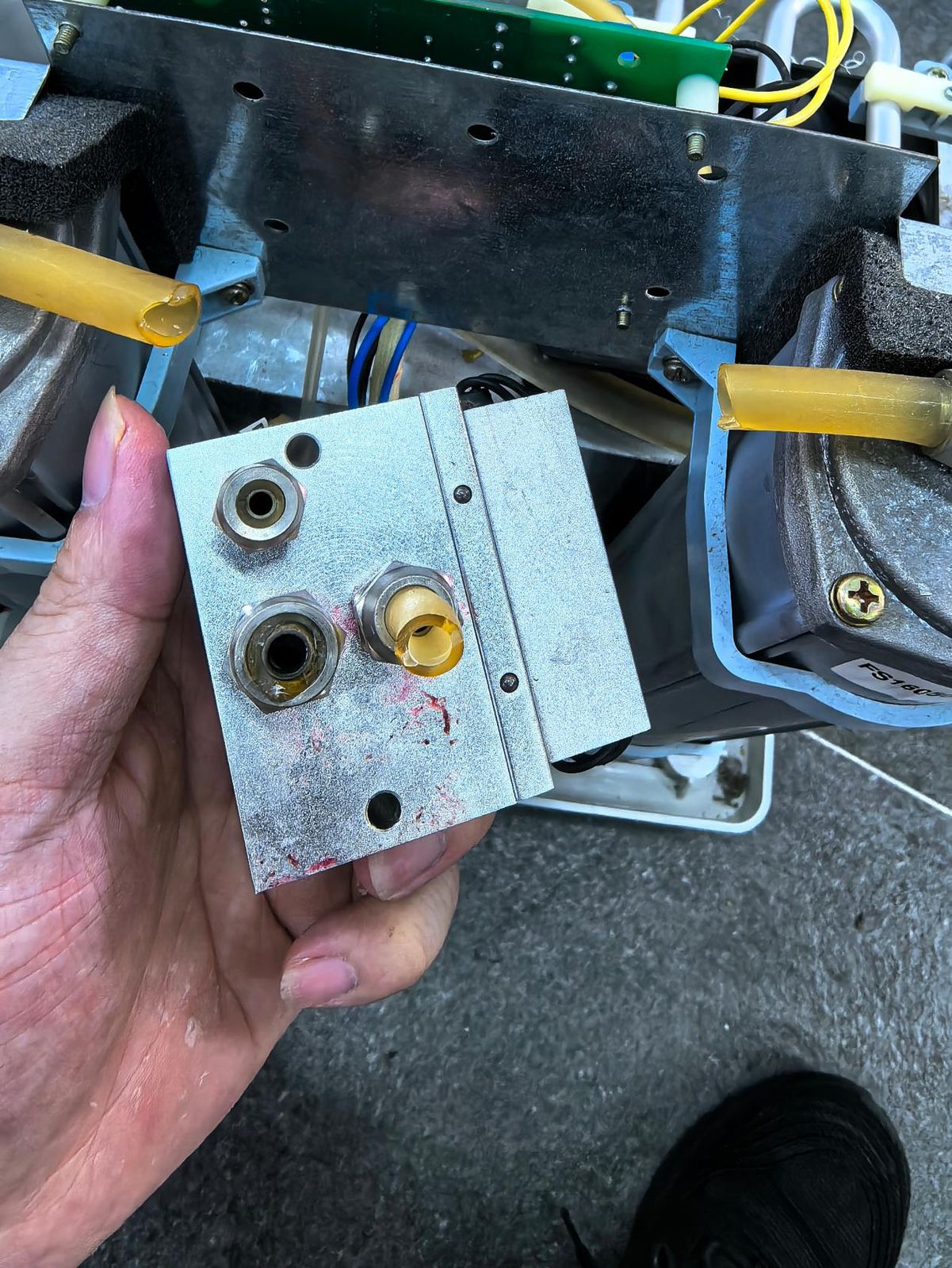工程师更换制氧机泵体连接管路